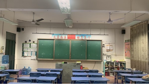 教室照明<i style='color:red'>改造后</i>，燈光明亮了，但是燈光很柔合，不刺眼