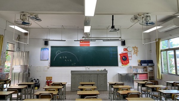 教室照明<i style='color:red'>改造后</i>，燈光變柔和了，對孩子們預防近視更有效了