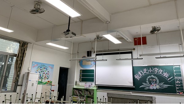 <i style='color:red'>看不清</i>黑板？教室照明的反光、眩光問題應(yīng)該怎么處理？